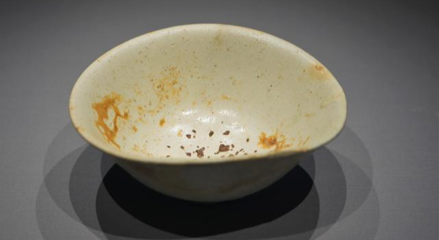 전남 고흥 운대리 7호 가마에서 출토된 덤벙분청 그릇. 전면이 백토 분청으로 덮여 백자 같은 느낌을 준다.