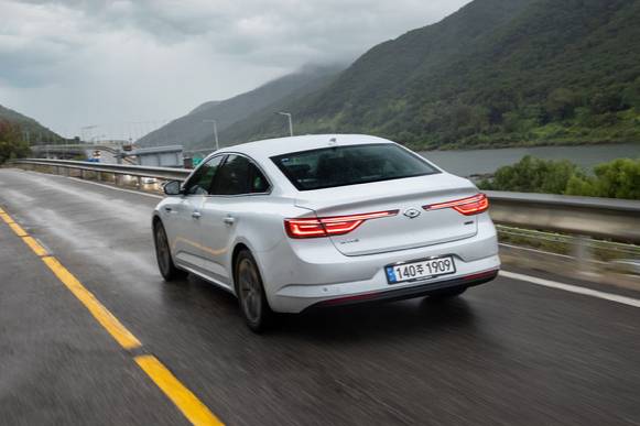 2022년형 SM6의 주행모습니다. [사진=르노삼성자동차]