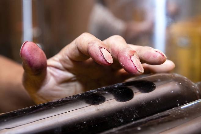 붉게 물든 백승현 대표의 손끝. 장진영 기자