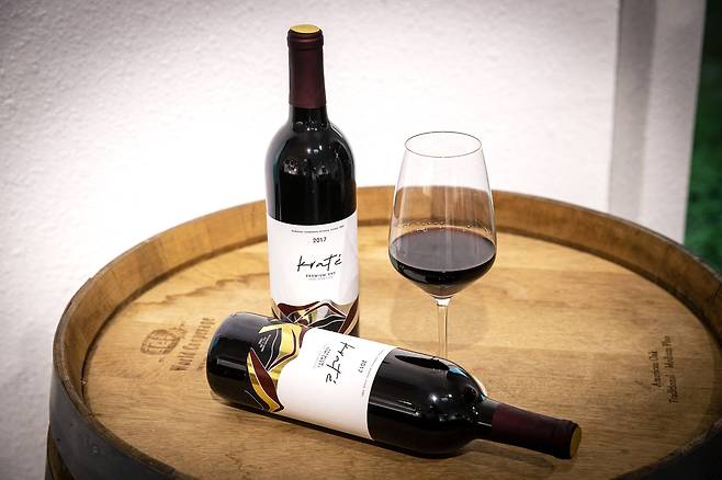 수도산 와이너리의 와인브랜드 '크라테(Krate)'. 수도산 지형이 분화구를 닮아 분화구를 뜻하는 크라테(Crater)에 한국 술(K)를 조합해 만든 이름이라고 했다. 장진영 기자