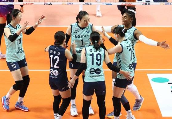흥국생명을 꺾고 기뻐하는 GS칼텍스 선수들. [연합뉴스]