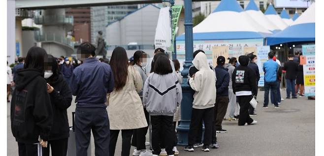 16일 오후 서울역 임시선별검사소에서 시민들이 코로나19선별검사를 받기 위해 대기하고 있다. 연합뉴스