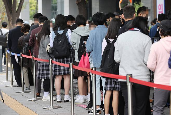 15일 오전 서울 송파구보건소 선별진료소에서 시민들이 신종 코로나바이러스 감염증 검사를 받기 위해 대기하고 있다. [사진 출처=연합뉴스]