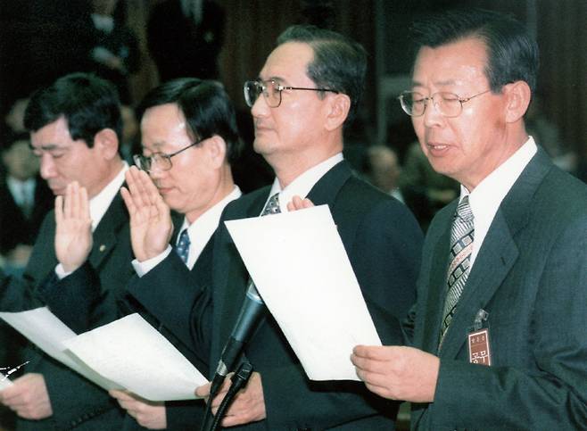 25일 국회에서 열린 경제청문회에 첫 증인으로 나온 이경식 전 한은총재, 홍재형 전 재경원 장관, 윤진식 전 청와대 조세금융 비서관, 정규영 전 한은 국제부장(오른쪽부터)이 증인 선서를 하고 있다.
1999.01.25. [매일경제DB]