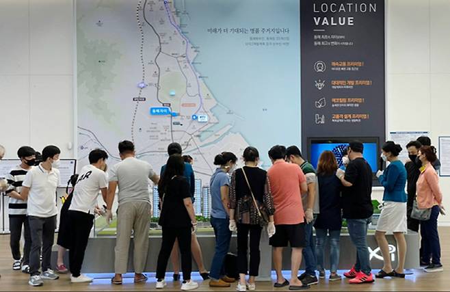 내방객들이 견본주택에 마련된 모형도를 보고 있다. [사진 = 조성신 기자]
