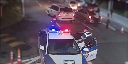 병원에 도착한 풍납파출소 소속 경찰들[사진 = 대한민국 경찰청 유튜브 캡처]