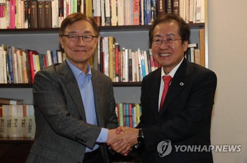 최재형 전 감사원장의 서울 양천구 목동 자택을 방문, 최 전 감사원장과 악수하고 있다. [사진 = 연합뉴스]