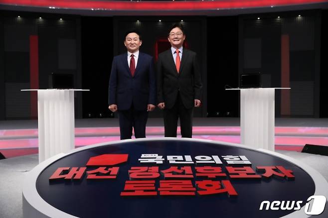 원희룡, 유승민 국민의힘 대선 예비후보들이 15일 서울 상암동 MBC 사옥에서 열린 1대1 맞수토론에 앞서 기념촬영하고 있다. /사진=뉴스1