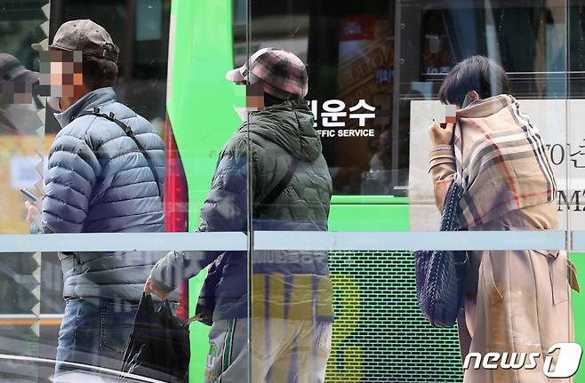 서울 종로구 세종대로 사거리 일대에서 시민들이 두터운 옷을 입은 채 발걸음을 재촉하고 있다. /사진=뉴스1