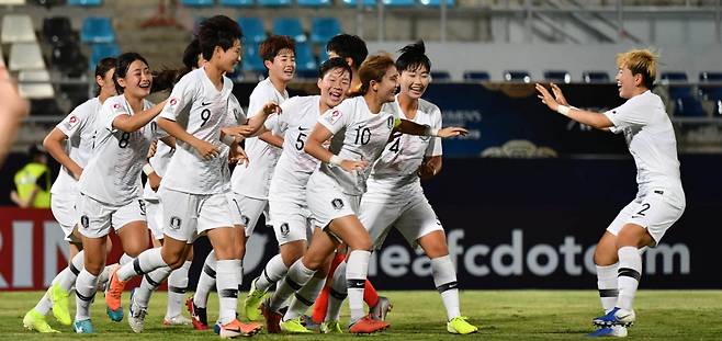 한국 여자축구가 내년 FIFA U-20 월드컵에 출전한다. 사진은 2019년 U-19 여자축구대표팀 선수들이 2019 아시아축구연맹(AFC) U-19 여자챔피언십 B조 1차전 중국과의 경기에서 승리를 거둔 뒤 기뻐하던 모습. /사진=AFC 홈페이지