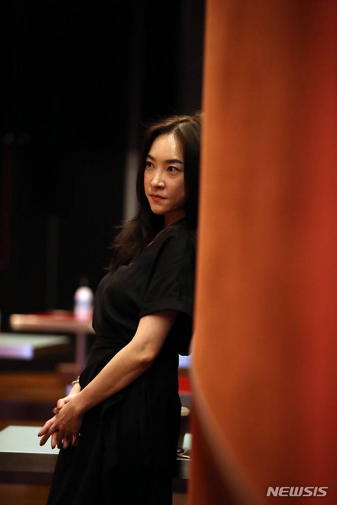 [서울=뉴시스] 박미소 기자 = 뮤지컬 배우 홍륜희가 지난 8일 서울 종로구 두산아트센터에서 인터뷰를 하기 전 포즈를 취하고 있다. 2021.10.14. misocamera@newsis.com