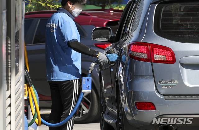 [서울=뉴시스] 정병혁 기자 = 원자재 가격 상승의 영향으로 6월 생산자물가지수 역대 최고치를 기록했다. 생산자물가지수는 지난해 11월 이후 8개월째 오름세를 보이고 있다. 공산품은 석탄 및 석유제품과 제1차금속제품이 상승하면서 13개월 연속 오름세를 이어갔다. 사진은 21일 오전 서울 시내의 한 주유소의 모습.  2021.07.21. jhope@newsis.com