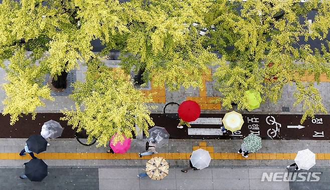 [서울=뉴시스] 추상철 기자 = 가을비가 내린 10일 오후 서울 도심에서 우산을 쓴 시민들이 발걸음을 재촉하고 있다. 2021.10.10. scchoo@newsis.com