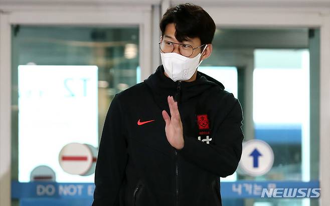 [인천공항=뉴시스] 이영환 기자 = 축구대표팀 손흥민이 9일 오후 전세기편을 이용해 이란으로 출국하기 위해 인천공항 제1여객터미널로 들어서고 있다. 대표팀은 한국시간으로 12일 오후 10시30분 이란 테헤란의 아자디스타디움에서 2022 카타르 월드컵 아시아 지역 최종 예선 A조 4차전 이란과 경기를 치른다. 2021.10.09. 20hwan@newsis.com