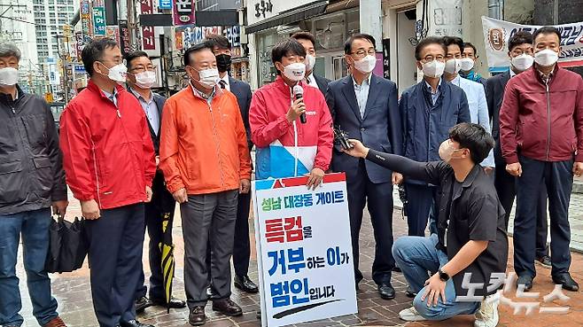 이준석 국민의힘 당대표가 16일 창원시 마산합포구 3.15의거 발원지에서 '대장동 게이트 특검 촉구' 1인 도보 투쟁의 이유를 밝히고 있다. 송봉준 기자