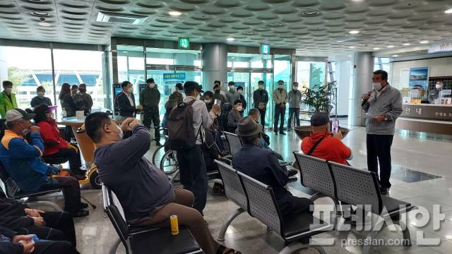 ▲김동일 보령시장이 신체장애인 수중체험활동이 펼쳐지고 있는 보령국민체육센터 실내수영장을 찾아 인사하고 있다 ⓒ프레시안(이상원)