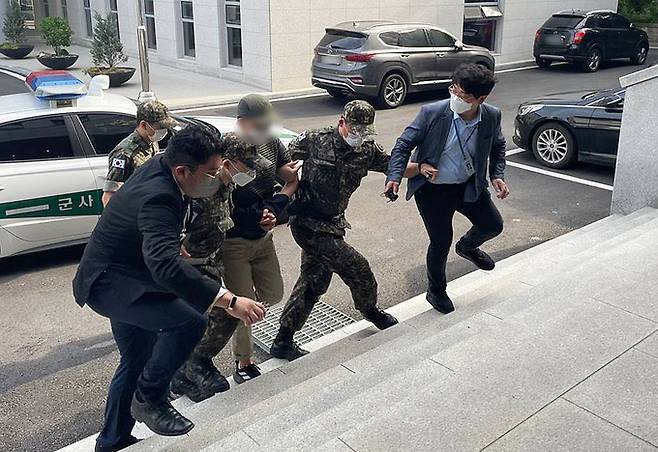 성추행 피해 부사관 사망 사건 관련 2차 가해 의혹을 받고 있는 공군 제20전투비행단 소속 노모 상사가 12일 서울 용산구 국방부 보통군사법원에 열린 구속 전 피의자심문(영장실질심사)을 받기 위해 들어서고 있다. 뉴시스