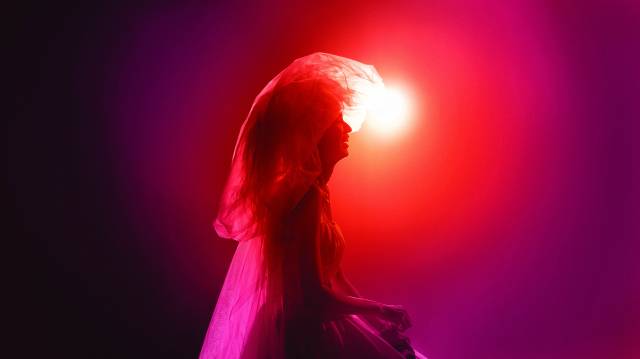 영화 ‘매염방’ 스틸컷. 생전 마지막 공연에서 그는 웨딩드레스를 입었다.