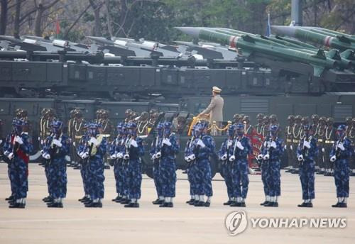 민 아웅 흘라잉 미얀마군 최고사령관이 수도 네피도에서 미얀마군의 날을 기념하는 군사 퍼레이드를 사열하고 있다./로이터연합뉴스