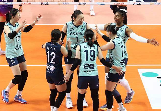 GS칼텍스 선수들이 16일 장충체육관에서 열린 프로배구 도드람 2021~2022 V-리그 여자부 개막전 흥국생명과 경기에서 득점에 성공한 뒤 기뻐하고 있다.    연합뉴스