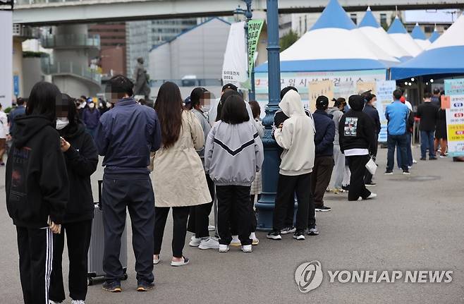 신규확진 어제보다 66명 줄어 (서울=연합뉴스) 서명곤 기자 = 16일 오후 서울역 임시선별검사소에서 시민들이 신종 코로라바이러스 감염증 선별검사를 받기 위해 대기하고 있다. 
     중앙방역대책본부(방대본)는 이날 0시 기준 신규 확진자가 1천618명 늘어 누적 34만978명이라고 밝혔다. 2021.10.16 seephoto@yna.co.kr