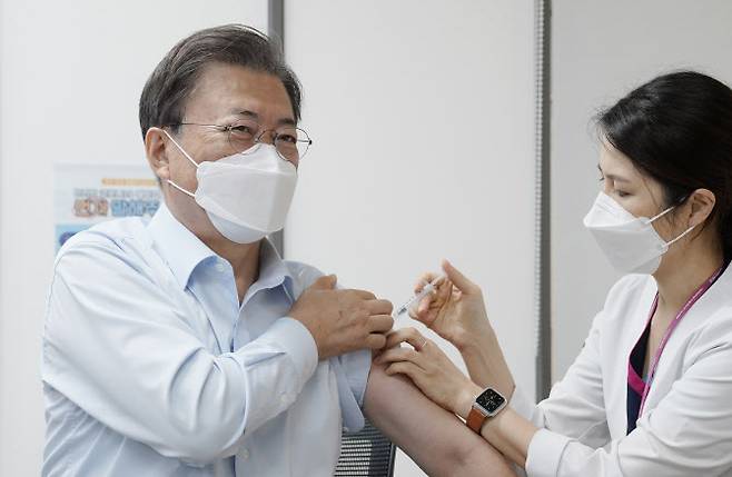 문재인 대통령이 15일 서울 국립중앙의료원 코로나19 중앙예방접종센터에서 코로나19 백신 추가 접종을 받고 있다. (사진= 연합뉴스)