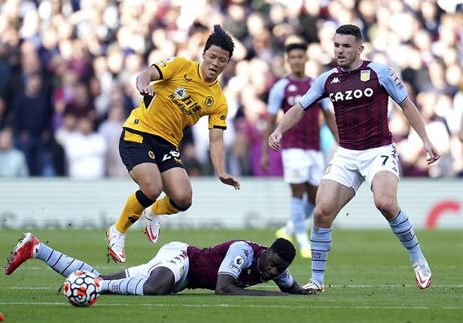 울버햄프턴 황희찬이 아스톤빌라와의 경기에서 상대 태클을 피하고 있다. 사진=AP PHOTO