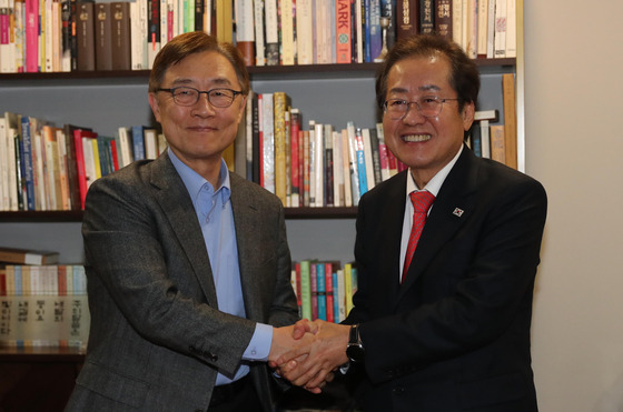 국민의힘 홍준표 대선 경선 후보가 16일 밤 국민의힘 대선후보 경선에서 탈락한 최재형 전 감사원장의 서울 양천구 목동 자택을 방문, 최 전 감사원장과 악수하고 있다. 〈사진=연합뉴스〉