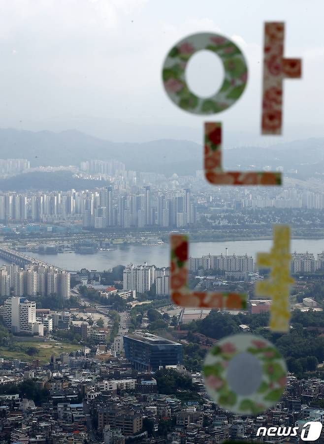 서울 중구 남산서울타워에서 바라본 서울 도심의 아파트 및 주택 단지. 2021.8.25/뉴스1 © News1 이승배 기자