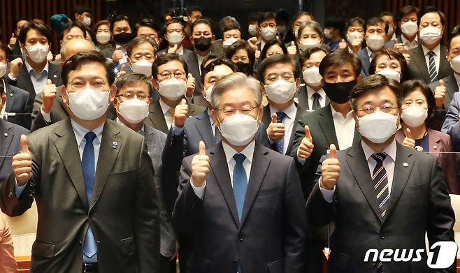 15일 오전 서울 국회에서 열린 더불어민주당 의원총회에 참석한 이재명 대선 후보가 송영길 당대표등 의원들과 엄지를 들어보이며 대선승리를 다짐 하고 있다./뉴스1 © News1 이동해 기자