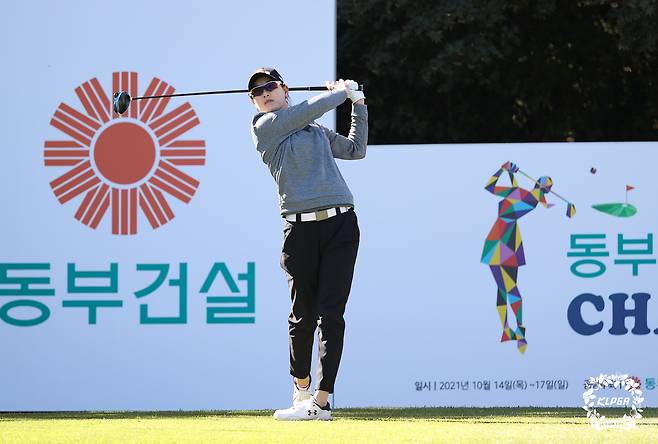 이정민이 17일 전북 익산CC에서 열린 '동부건설-한국토지신착 챔피언십' 파이널라운드 1번홀에서 티샷을 날리고 있다. (KLPGA 제공) 2021.10.17/뉴스1 © News1 유승관 기자