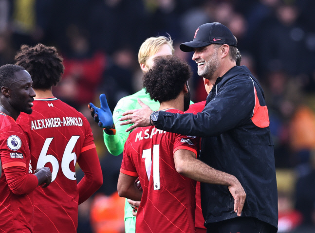 리버풀의 위르겐 클롭(오른쪽) 감독이 경기 뒤 살라를 껴안고 승리의 기쁨을 나누고 있다. 왓포드|로이터 연합뉴스