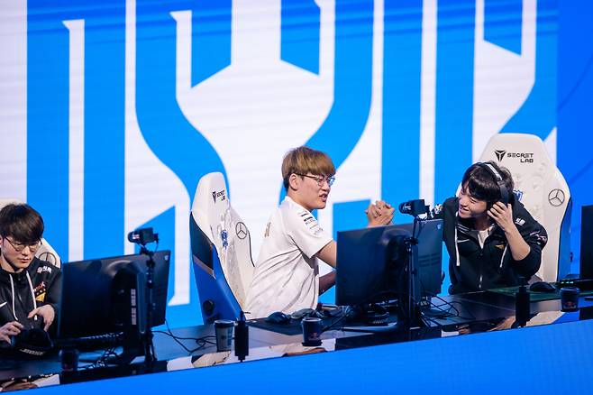 T1 선수들이 16일 열린 2021 롤드컵 그룹 스테이지 B조 2라운드에서 중국의 EDG를 꺾은 후 기뻐하고 있다. 사진제공=라이엇게임즈