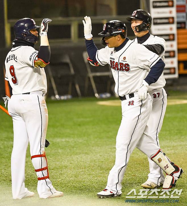 2021 KBO리그 두산 베어스와 KIA 타이거즈의 더블헤더 2차전이 17일 잠실구장에서 열렸다. 6회말 무사 1,2루 두산 김재환이 역전 스리런포를 날린 뒤 선수들과 하이파이브를 나누고 있다. 잠실=박재만 기자 pjm@sportschosun.com/2021.10.17/