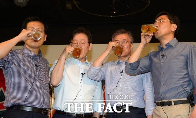 과거 대선 경선에서는 대선 후보와 경쟁자들이 빠르면 일주일 내 만나 '원팀' 모습을 연출했다. 2017년 4월 8일 서울 마포구 합정동의 한 주점에서 맥주를 마시고 있는 최성 고양시장, 이재명 성남시장, 문재인 더불어민주당 대선후보, 안희정 충남지사(왼쪽부터). /국회사진취재단