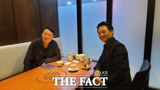 국민의힘 윤석열 후보가 지난 10월 9일 개인 페이스북에 직접 게시한 장성민 동북아포럼 이사장과의 브런치 독대 모습./윤석열 페이스북 캡처