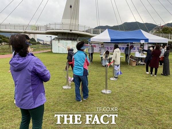 시민들이 상담을 받기위해 기다리고 있다./경산=이성덕 기자