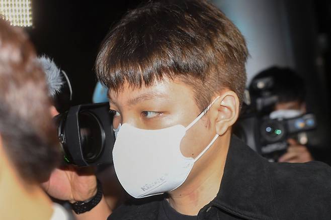 무면허 운전·경찰관 폭행 등 혐의로 입건된 노엘이 지난달 30일 오후 조사를 받기 위해 서울 서초경찰서로 들어서고 있다. /연합뉴스