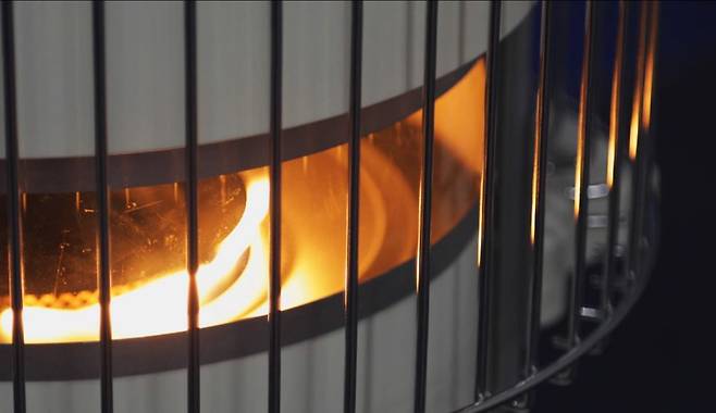 파세코 캠프29는 불이 연소되는 모습을 볼 수 있는 불멍창(투시창)의 크기를 키우고 250℃ 이상 고열을 견딜 수 있는 소재를 적용했다. /파세코 제공