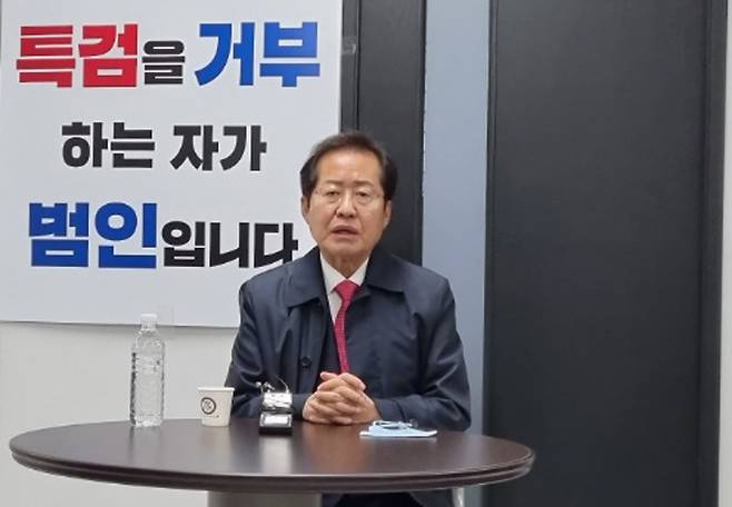 국민의힘 홍준표 대선 경선 후보가 17일 대전을 찾아 당원과 대화를 하고 있다. /연합뉴스