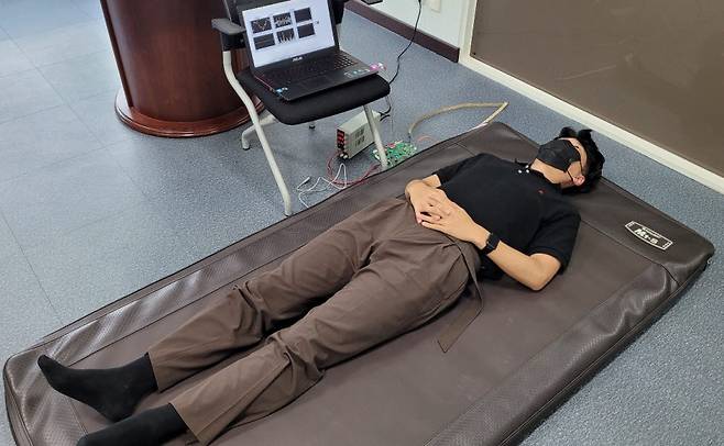 강원 지역혁신클러스터 사업에서 의료기기를 시연하는 모습. [자료:KIAT]