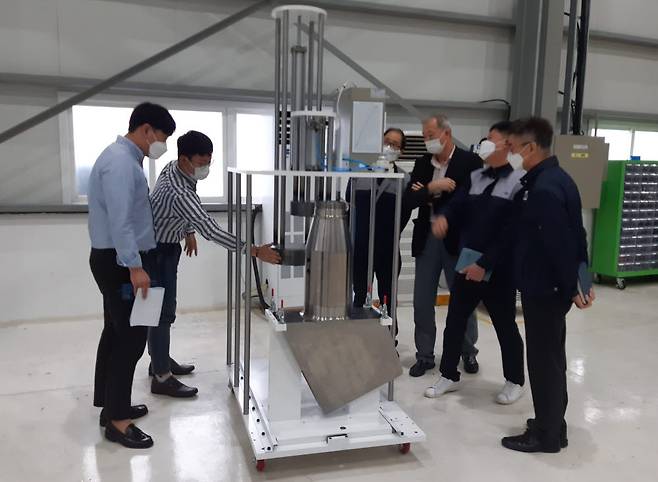 경남 지역혁신클러스터 사업에서 항공기 구조물의 내압조건 검증을 위해 전용 시험장비를 설계하고 제작하는 모습.[자료:KIAT]