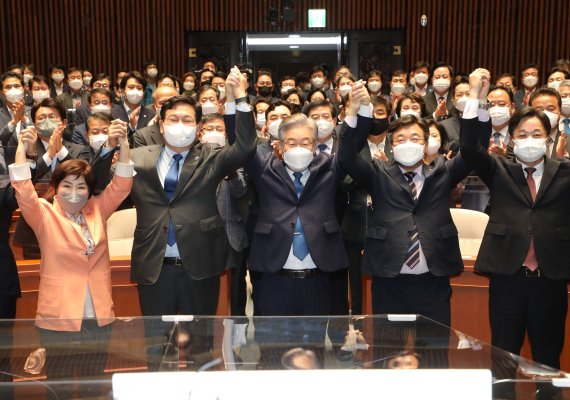 15일 오전 서울 국회에서 열린 더불어민주당 의원총회에 참석한 이재명 대선 후보가 송영길 당대표등 의원들과 손을 들어 대선승리를 다짐 하고 있다.