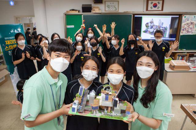 현대건설의 '재미있는 스마트시티' 수업에 참여한 학생들이 직접 만든 미래 도시 모형을 들어 보이고 있다. 현대건설 제공