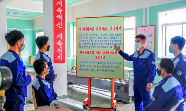 북한 평양의 의료기구공장 노동자들. 평양=노동신문 뉴스1