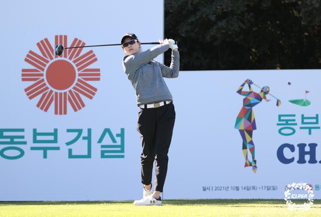 17일 전북 익산CC에서 열린 '동부건설-한국토지신탁 챔피언십' 최종라운드 1번 홀에서 이정민이 티샷하고 있다. KLPGA 제공