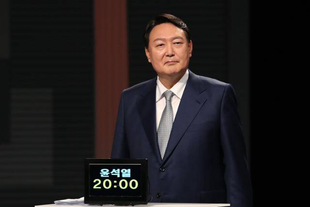 국민의힘 윤석열 대선 경선 후보가 15일 저녁 서울 마포구 상암동 MBC 사옥에서 열린 '1대 1 맞수토론'에 참석해 토론을 준비하고 있다. 연합뉴스