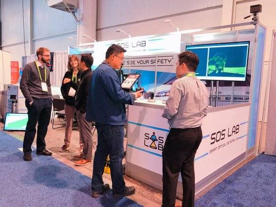 에스오에스랩 임직원들이 2019년 1월 미국 라스베이거스에서 열린 '소비자가전쇼(CES) 2019'에서 자사 부스를 찾은 외국인 바이어와 상담하고 있다. [사진 에스오에스랩]