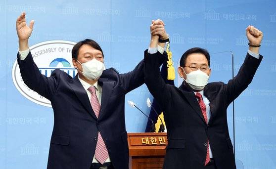 17일 국회 소통관에서 열린 국민의 힘 윤석열 예비후보 가 선대 위원장을 맡은 주호영 의원 기자회견후 손을잡고 만세를 부르고 있다. 임현동 기자