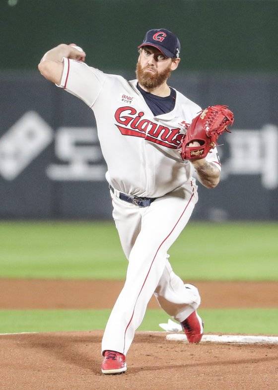 13일 부산 사직구장에서 열린 2021 KBO 프로야구 LG 트윈스와 롯데 자이언츠 경기. 1회 초 롯데 선발투수 스트레일리가 역투하고 있다. 연합뉴스